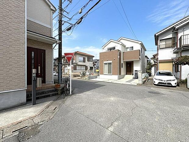 穏やかな街並みに溶け込む、落ち着きのある佇まい。