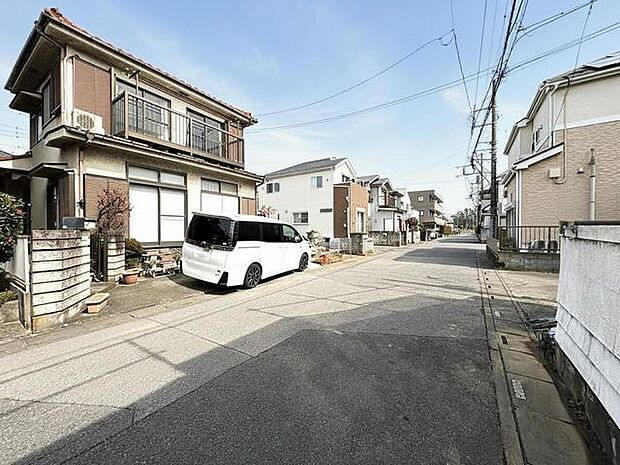 穏やかな日差しが心地よい、落ち着きのある街並み。
