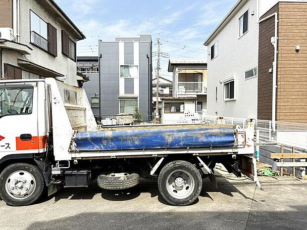 都市の日常に息づく、静かな街並みが広がります。