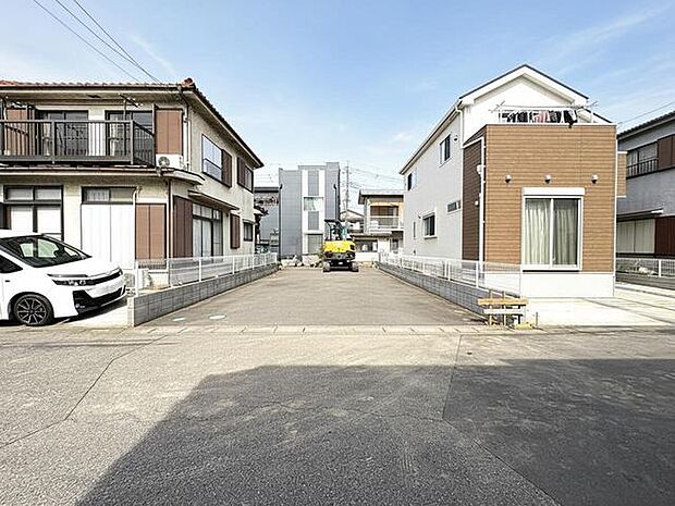 青空の下、穏やかな住宅街に佇む住まい