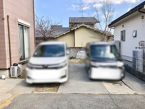 駐車場は2台まで駐車可能。マイカーの車幅もお確かめください。