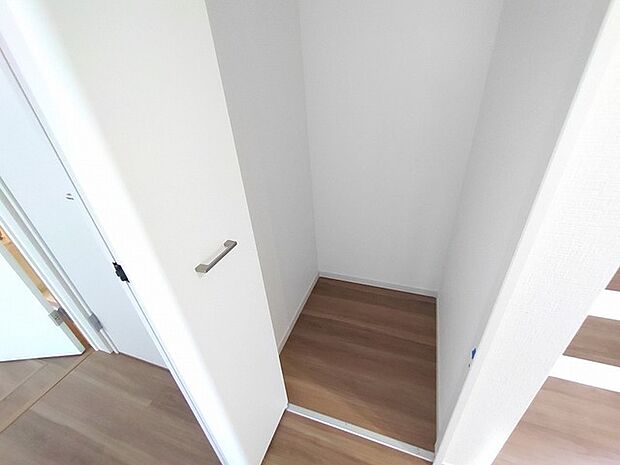 余計な装飾を削ぎ落とした、シンプルで洗練された空間が暮らしの整頓をさりげなく支えます。