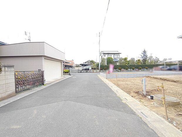 前面道路がゆったりしているので、車の駐車も楽にできます。
