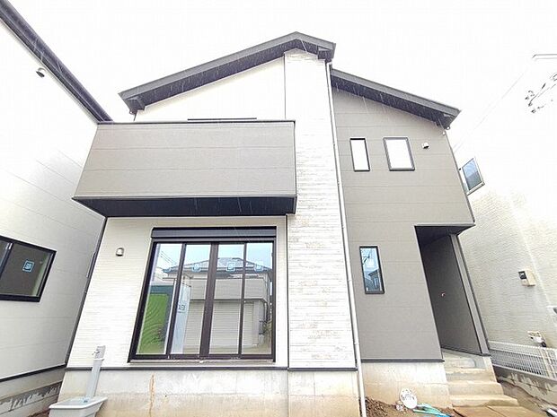 洗練されたツートンの外観が街並みに馴染み、落ち着きと風格を感じさせる佇まいです。