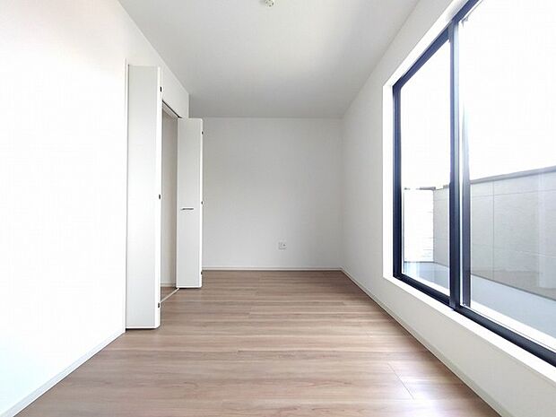 無駄を削ぎ落としたシンプルな空間が、住まう人の個性を引き立て、穏やかなひとときを演出します。