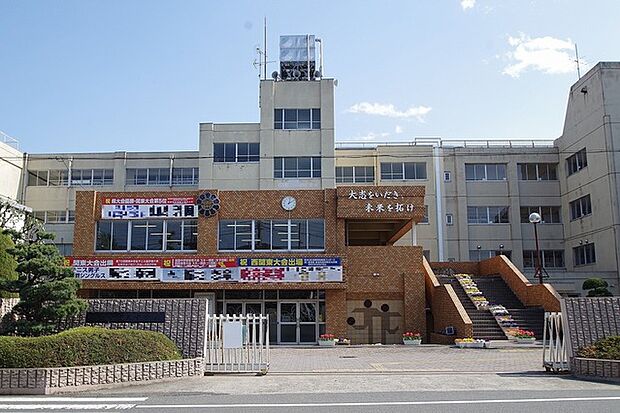 越谷市立東中学校 青空の下、歴史と活気あふれる学び舎が、未来を担う若者たちを育みます。(1200m)