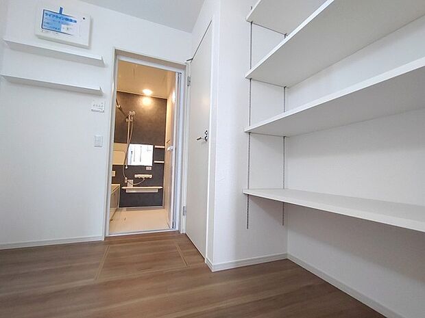 無駄のないシンプルな構成が心地よく、日々の動線をスムーズに整えてくれるすっきりとした空間です。