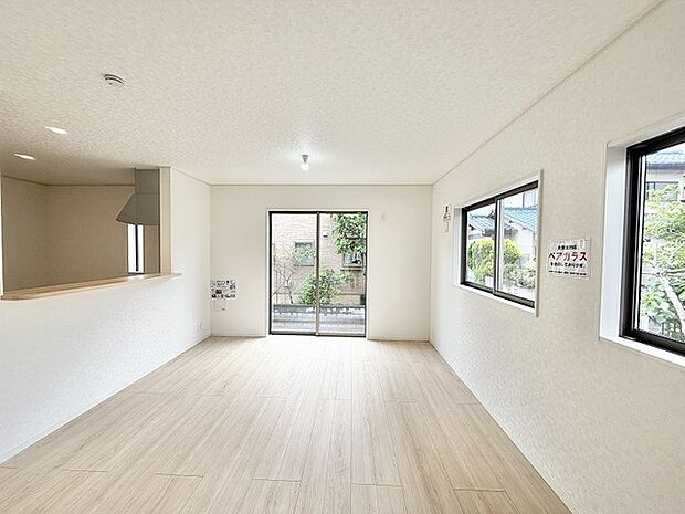 シンプルで心地よい広がりを感じる、日々の暮らしに寄り添う穏やかな空間です。