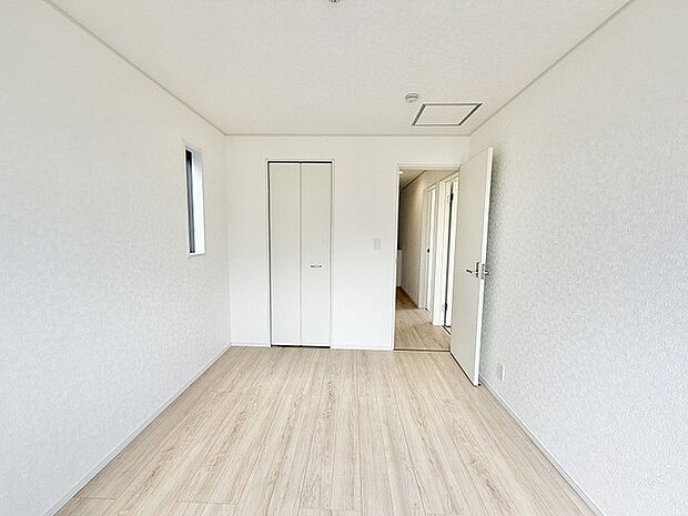 無駄のないシンプルな空間が、日々の暮らしに静かな調和をもたらしてくれる住まいです。