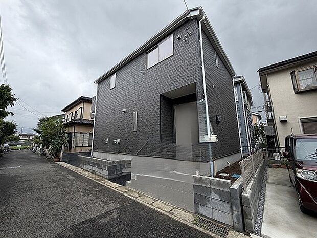 端正なフォルムが街並みに静かに馴染み、落ち着いた佇まいを感じさせる外観です。