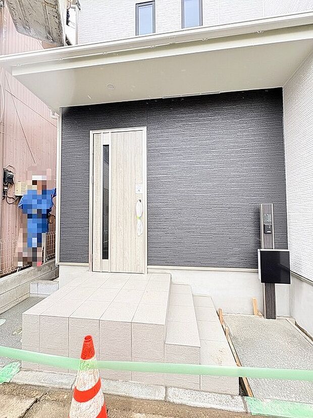 洗練されたコントラストが美しく、帰宅するたびに凛とした心地よさを感じさせてくれるエントランスです。