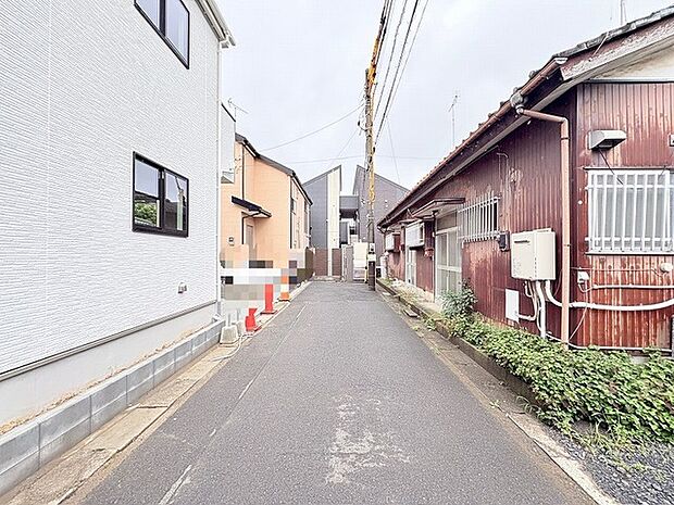周辺の建物と調和しながら、日常の静けさを感じさせる落ち着いた街並みの景色が広がっています。