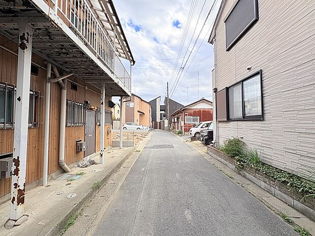 幅員の狭い道ですが、車通りの少ない住宅街に立地してます。