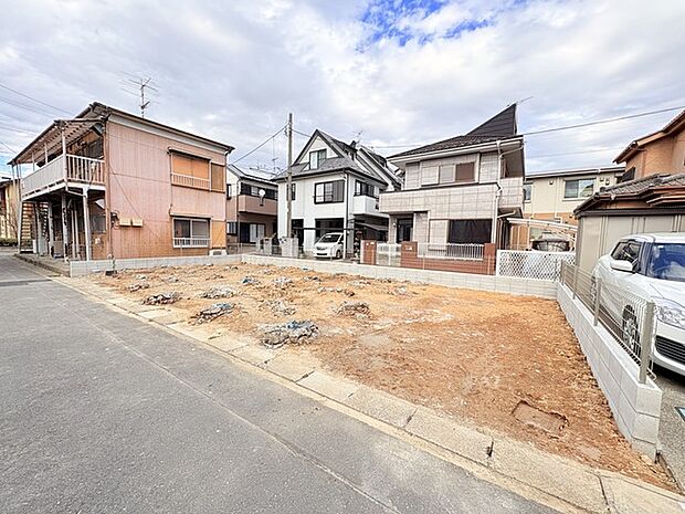 南向きにリビングやバルコニーを設けた設計の家、明るさ重視のプランです。