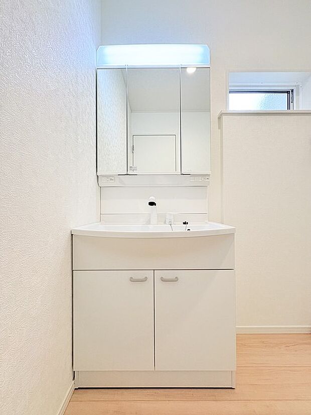 たっぷりの収納を設けたシャワー付洗面台で快適な暮らし。 