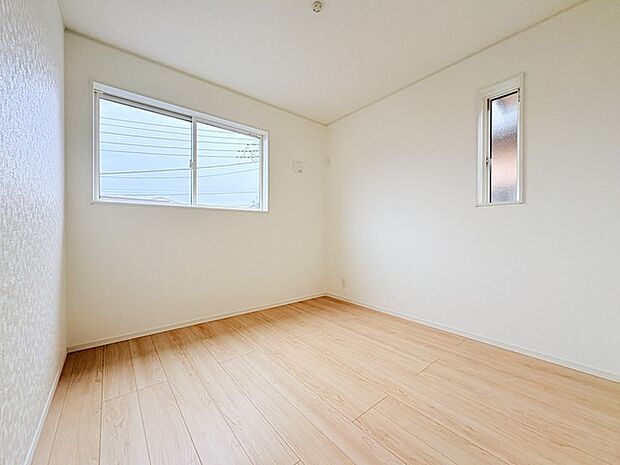 今からここを誰のお部屋にしようか、そんな洋室。大きさは5.2帖です。