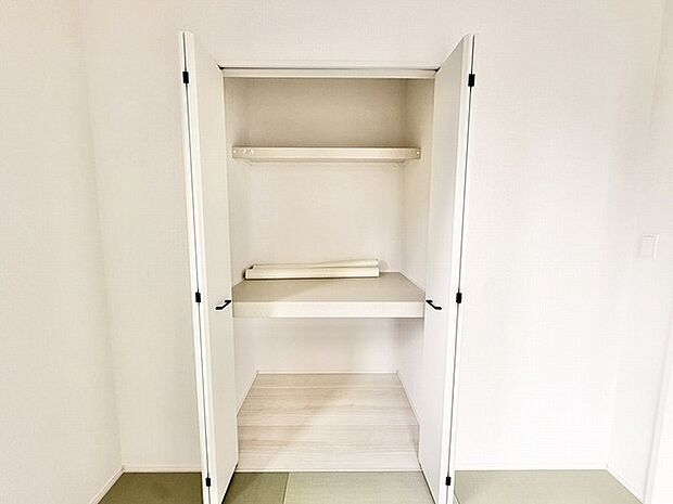 シンプルで無駄のない構成が、日々の暮らしに静かな調和と整然とした心地よさをもたらします。