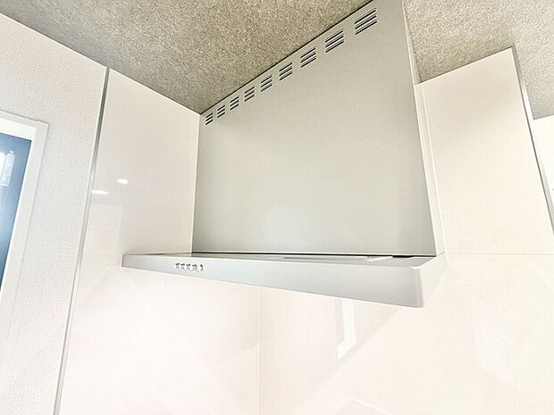 洗練されたメタリックな質感とシンプルなデザインが、静かで整然とした空間を演出します。