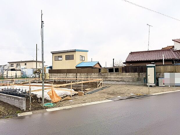 新しい始まりを感じさせる、広々とした整地された土地