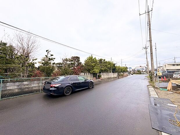 緑豊かな低木と澄んだ空が心地よい、穏やかな街並みが広がります。