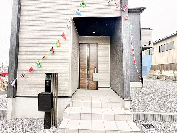 モダンな外観と落ち着いたトーンの玄関まわりが、日々の帰宅を心地よく迎えてくれる住まいです。