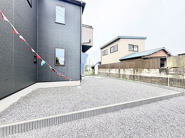 ゆとりある敷地は開放感に満ちており、暮らしの可能性を自由に広げられる心地よい空間です。