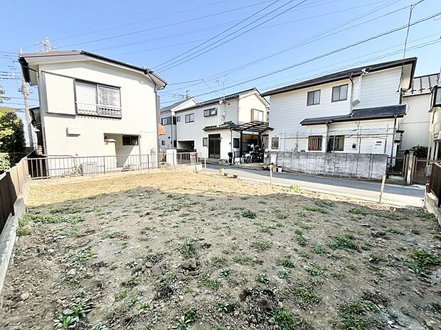 澄み渡る青空の下、広がる空地は可能性を秘めている。