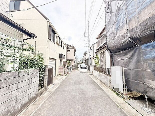日々の暮らしに溶け込む、落ち着いた静けさが流れる住宅街の風景です。