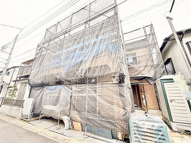 新しい住まいへと生まれ変わる過程を大切に見守り、完成後の暮らしに想いを馳せる静かなひととき。