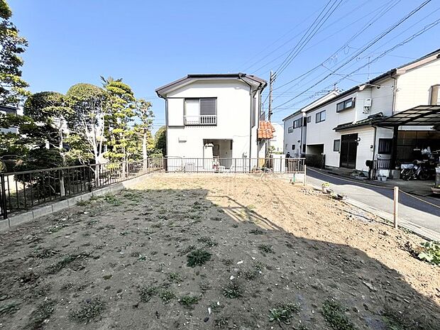 青空の下、広がる空地で、あなたの暮らしを彩る日々が始まります。