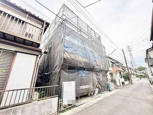 これからの新たな装いに期待が高まる、落ち着いた住環境に佇む一棟。