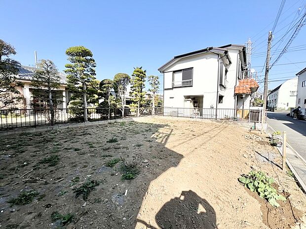 整然と整えられた緑と、広がる空が心地よい開放感をもたらす住まい