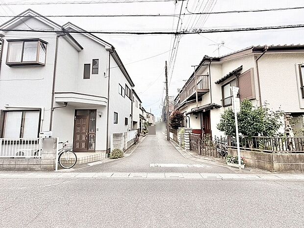 穏やかな空気が流れる閑静な住宅街の中に佇み、日々の暮らしに心地よい平穏をもたらしてくれる住環境です。