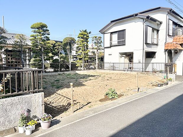 澄んだ青空の下、緑豊かな木々に囲まれた穏やかな空間