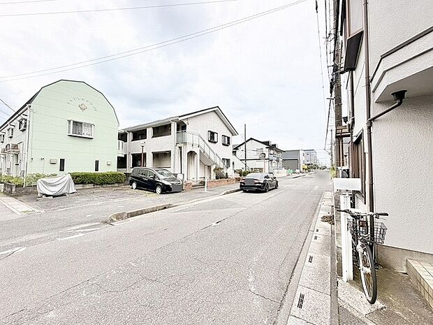 落ち着いた住宅街の雰囲気が漂い、日々の暮らしに安らぎを感じさせる穏やかな街並みが広がっています。