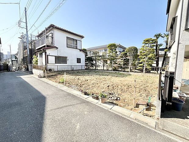 青空の下、広がる更地で新しい暮らしを想像する。