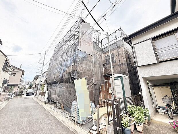 新しい住まいが着実に形作られていく様子から、これからの暮らしへの期待感が静かに高まります。