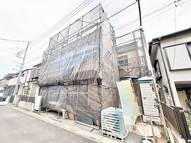 新しい暮らしを丁寧に紡ぐための準備が進む、静かな街並みに佇む一角です。