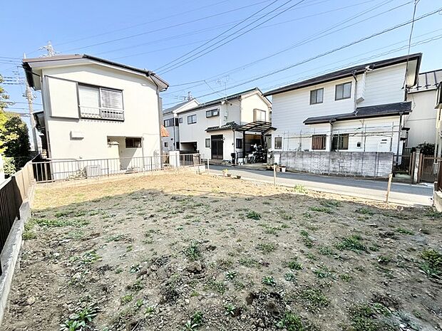 澄み渡る空の下、穏やかな時間が流れる住まい