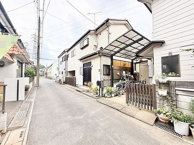 穏やかな空気が流れる住宅街に佇み、日々の暮らしに静かな安らぎをもたらす心地よい住環境です。