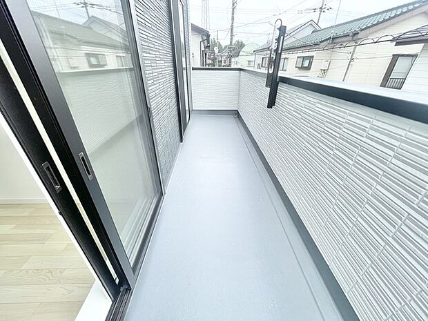 すっきりと整えられた空間が心地よい、風通しの良さを感じられるバルコニーです。