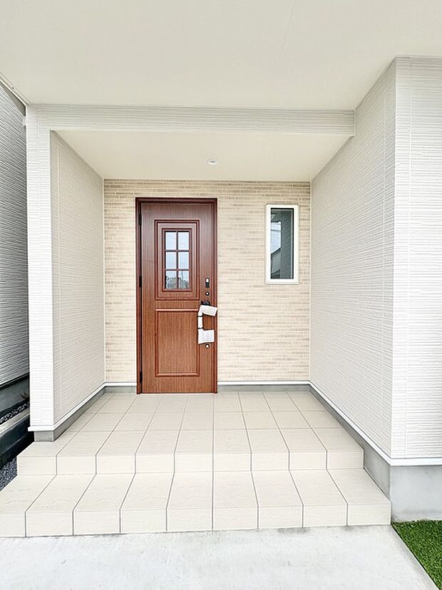 温かな日差しが優しく包み込む、心地よいエントランス。