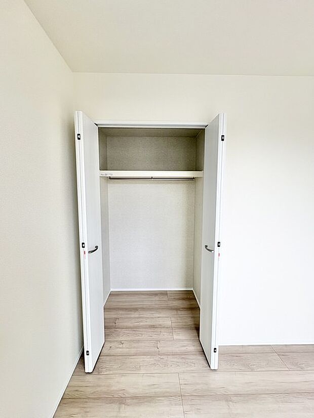 心地よい広がりを感じさせる、すっきりとした空間。