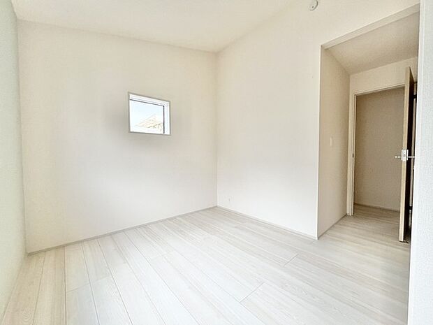 余計な要素を削ぎ落としたシンプルな空間は、住まう人の感性で自由に彩りを楽しめる余白に満ちています。