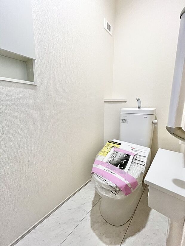 無駄のないシンプルな空間設計により、日々の暮らしに調和する清潔感あふれる仕上がりとなっています。