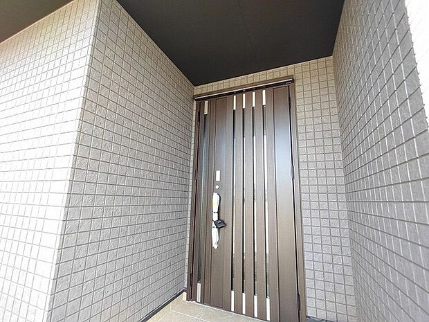 洗練されたタイルと深い色調の佇まいが、帰宅するたびに静かな安らぎと誇りを感じさせてくれます。