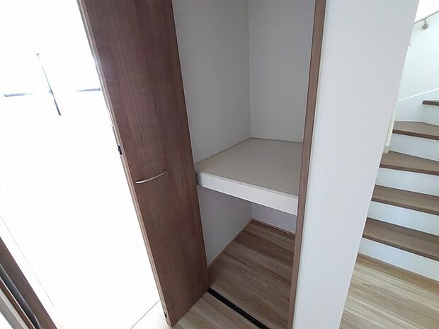暮らしにゆとりを生む、木目の落ち着いた風合いとすっきりとした整然さが魅力の空間です。