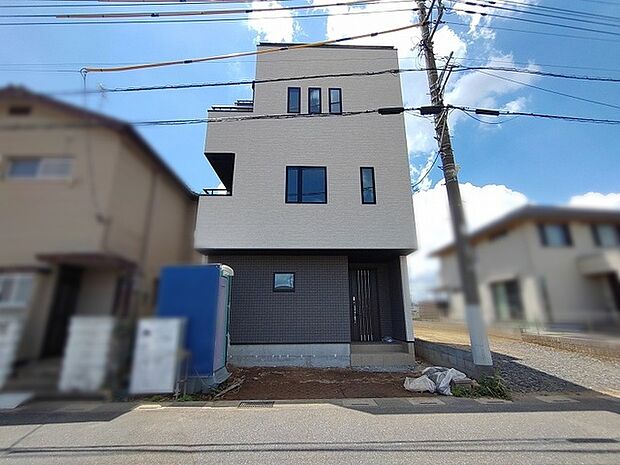 洗練されたツートーンの外観が、街並みに落ち着きと確かな存在感をもたらしています。