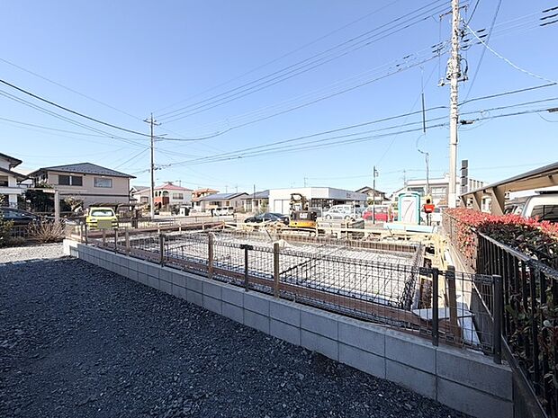 澄み渡る空の下、新しい暮らしが形作られる風景。