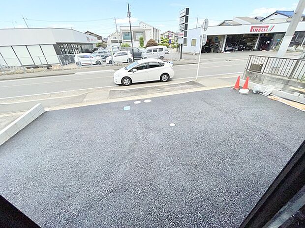 日常生活に馴染む、落ち着いた環境と利便性を備えた外観の風景です。